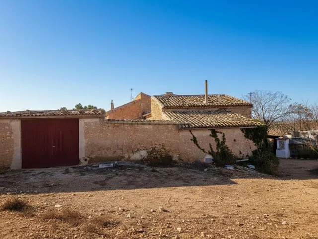 Amplio Chalet en Pinoso: ¡Tu Oportunidad de Inversión! ✨ - foto 4