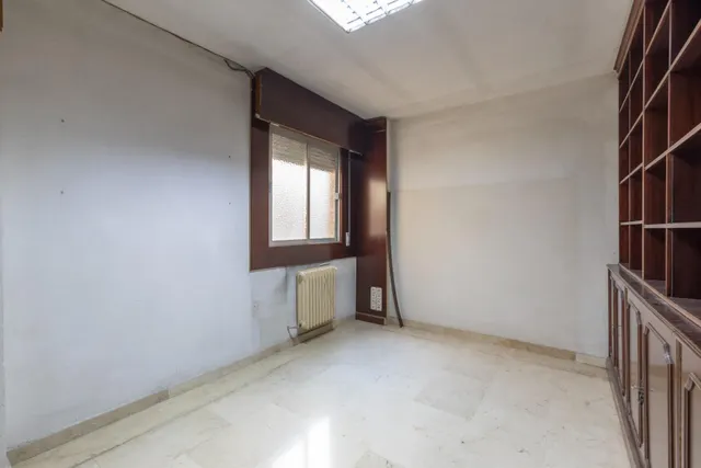Piso en venta en pleno centro de Granada – Planta alta, garaje y gran potencial de reforma — 7