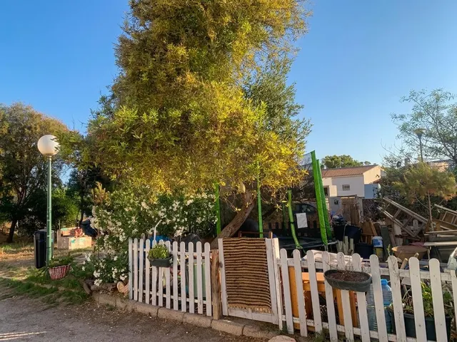 Tu refugio mediterráneo frente a la laguna rosa: un bungalow con amplio patio y muchas posibilidades — 19