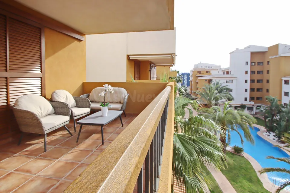 Soleado apartamento con vistas a la piscina en La Entrada, Punta Prima, Costa Blanca