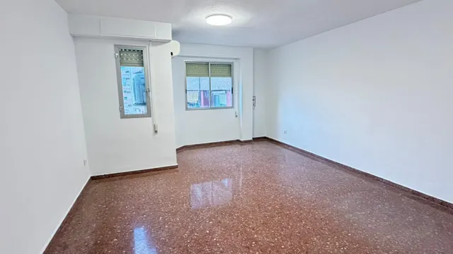 Piso en alquiler de tres dormitorios y dos baños completos. — 3