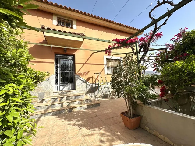 EL CHALET QUE LO TIENE TODO EN TERCIA: ¡ESPACIO, POTENCIAL Y - foto 2