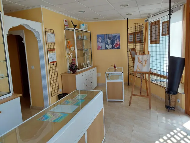 SE ALQUILA LOCAL COMERCIAL EN ZONA MONUMENTO RIBEIRA — 5