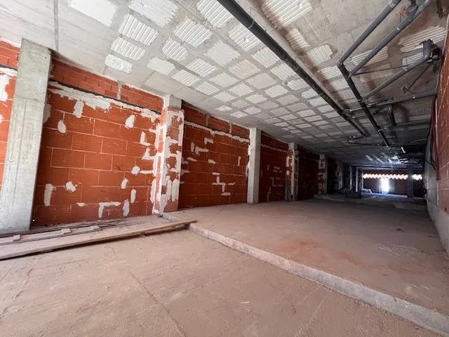 Local diafano de 400m2. — 9