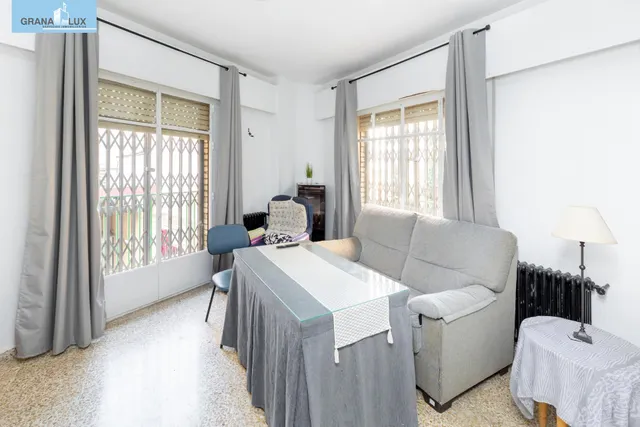 Venta de piso de 4 dormitorios y 2 baños en Granada (Zona Centro) — 8