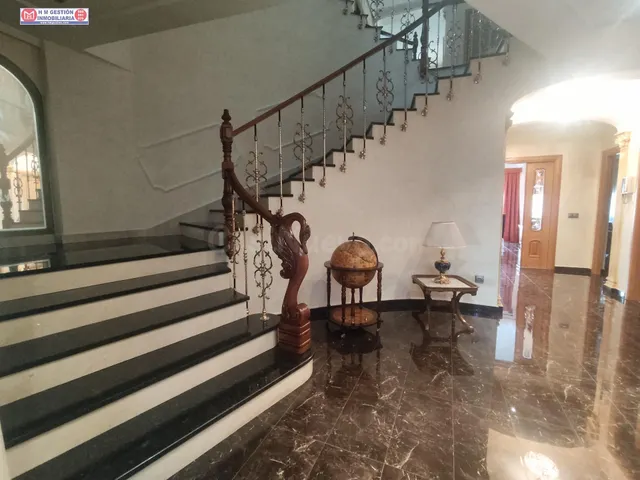 AMPLÍSIMA CASA CON DOS PLANTAS MAS BUHARDILLA, PATIO DE 320  - foto 2