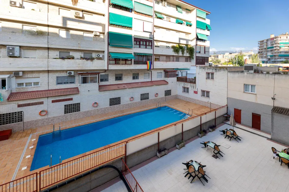Amplio piso de 4 dormitorios en la prestigiosa urbanización Jardín de la Reina. Garaje y trastero
