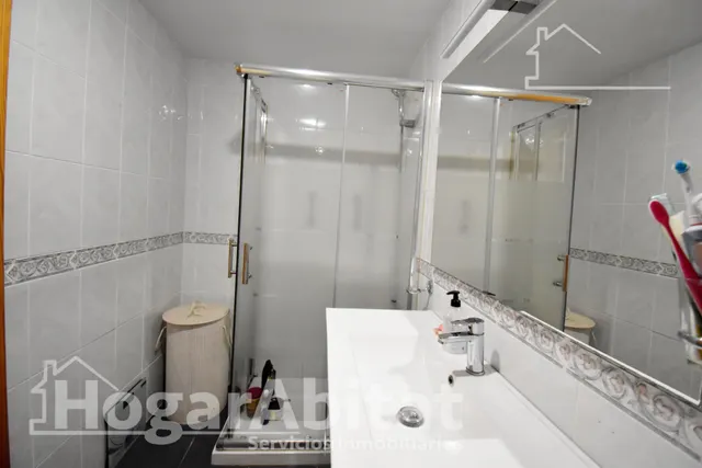 Confort y vistas al mar en este espacioso piso con balcón, gran garaje y trastero junto a la playa — 27