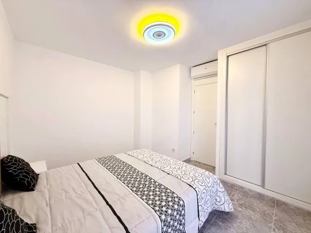 Apartamento reformado de 2 dormitorios en primera línea de Playa del Cura con vistas laterales al mar — 28