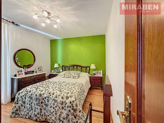 CASA EN VENTA EN RIANXO CON PATIO Y HORREO — 13