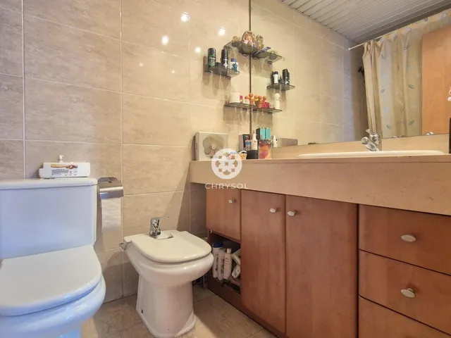 Dúplex con encanto de casa independiente, 4 dormitorios y terraza de 20 m2. — 18