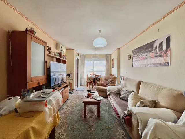 Apartamento céntrico y espacioso (89 m2 - 2.ª planta) con 4 dormitorios, balcón orientado al sur y a tan solo 550 m de la playa. — 2