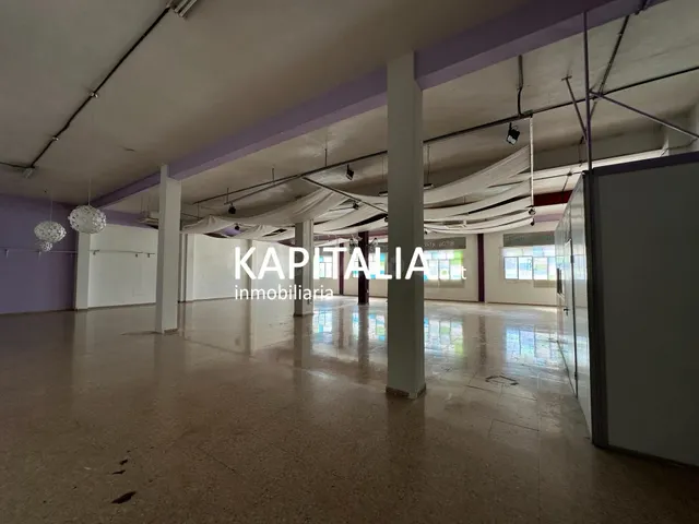 Oportunidad Única: Gran Local Comercial y Almacén (1.000 m2  - foto 4