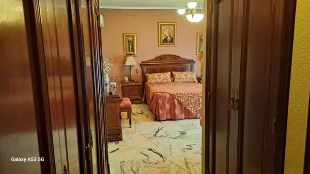 ESPECTACULAR CHALET CON DOS CASAS Y AMPLIO TERRENO — 35