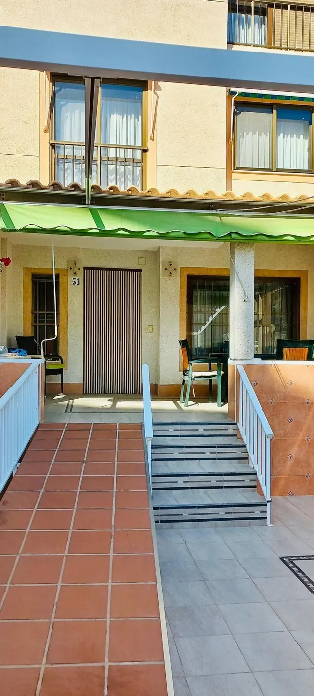 Bungalow con amplia terraza a pocos pasos de la playa y orientación Sur. — 45