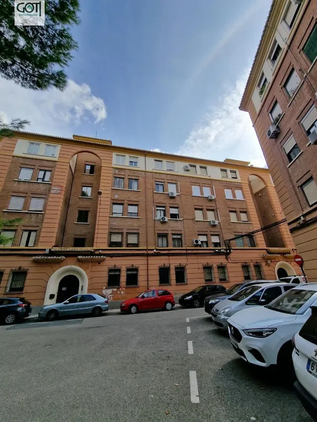 Amplio y Luminoso Piso en el Corazón de Granada por €900 — 25