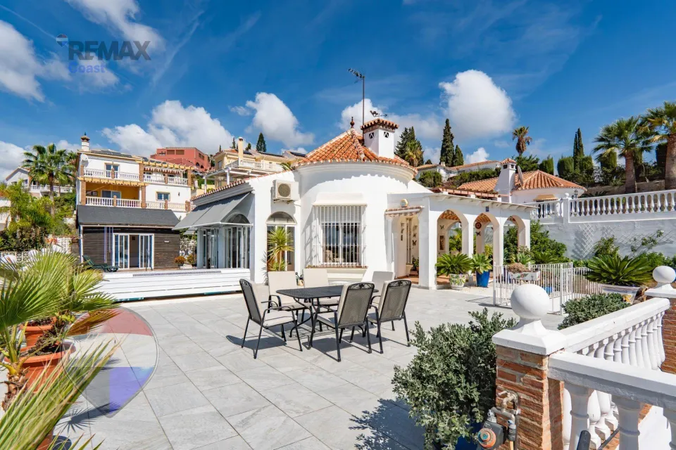 VILLA INDEPENDIENTE CON PISCINA, GRANDES TERRAZAS Y VISTAS AL MAR EN BENAJARAFE