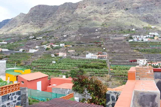 Oportunidad Única: Finca con Potencial Rentable y Tres Casas - foto 3