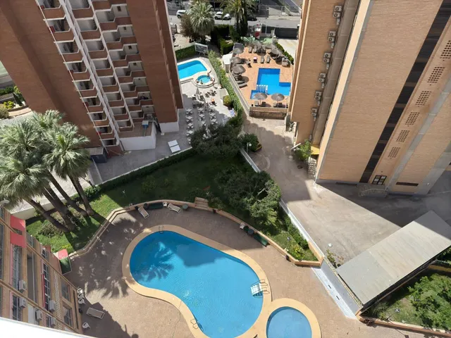 Acogedor apartamento cerca de playa Levante con vistas al mar y Benidorm. — 2