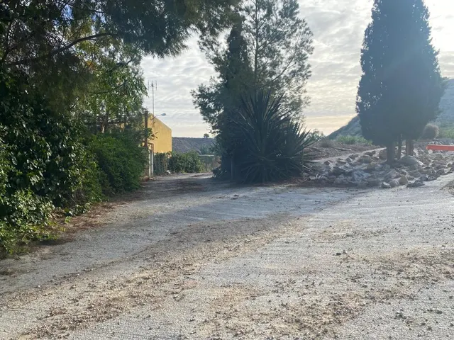 Terreno rústico 6.552m2 con una casa — 3