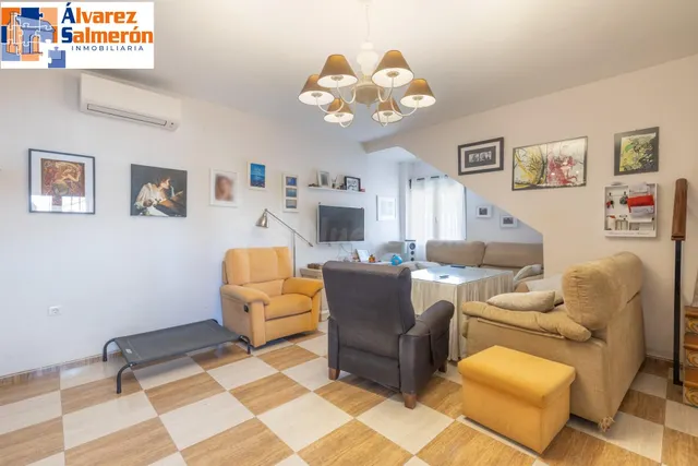 Casa en Armilla con terraza, patio y amplia cochera — 2