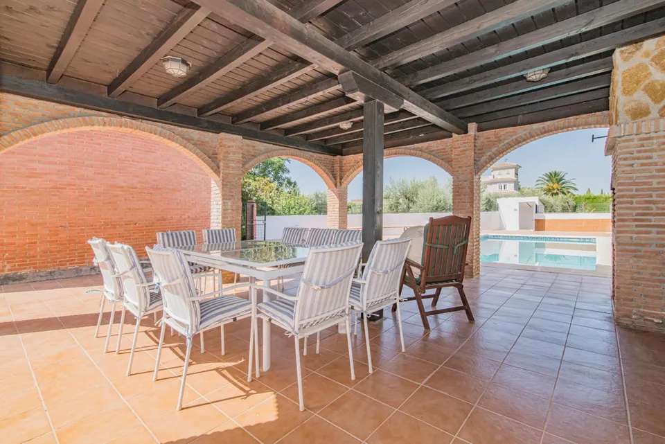 ¡Oportunidad Única! Se Vende Magnífica Casa en Esquina con Amplia Parcela