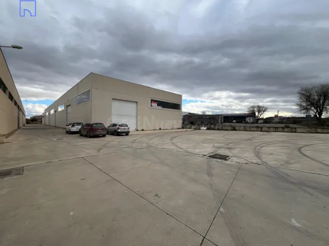 Nave en esquina de 1.500 m2 con 5 accesos y campa