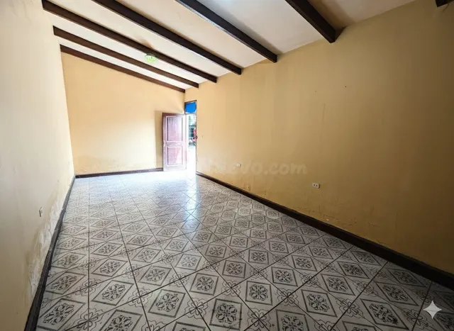 Bs. 1500.- Local Comercial Sobre Avenida Rene Moreno
