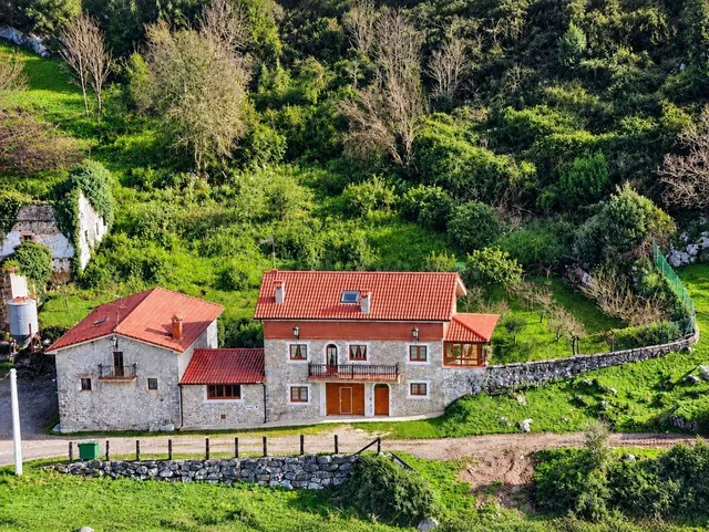 CONJUNTO DE DOS CASAS DE PIEDRA CON GRAN POTENCIAL EN PADIER