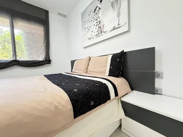 APARTAMENTO CON JARDÍN PRIVADO DE 30 M2 EN CAMPOAMOR. 3 DORM. 2 BAÑOS. CON PISCINA COMUN.SUPERFICIE DE 93 M2. — 27