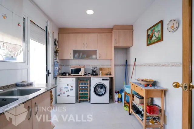 Casa adosada de tres plantas con jardín, terrazas y espacio tipo loft en garaje — 16