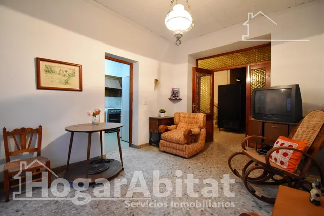 AMPLIA CASA DE PUEBLO CON TERRAZA, BALCÓN Y TRASTERO — 46