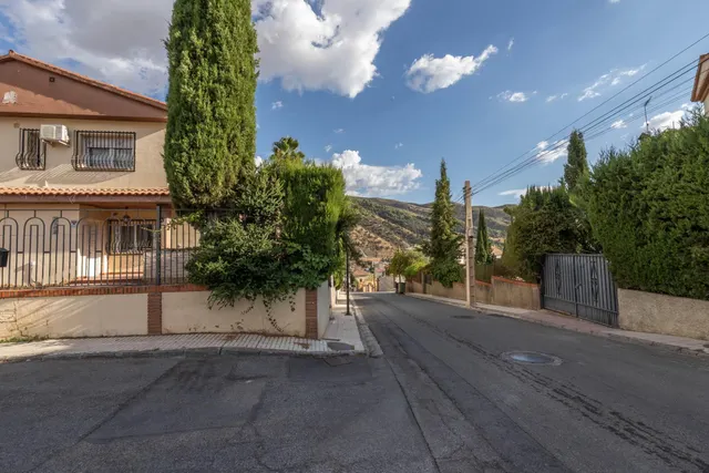 CHALET CON PISCINA Y JARDÍN A SOLO 10 MINUTOS DE GRANADA — 48