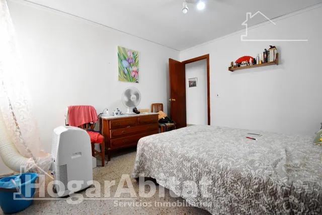 ¡4 DORMITORIOS! MUY AMPLIO CON BALCÓN EN EL CENTRO — 25