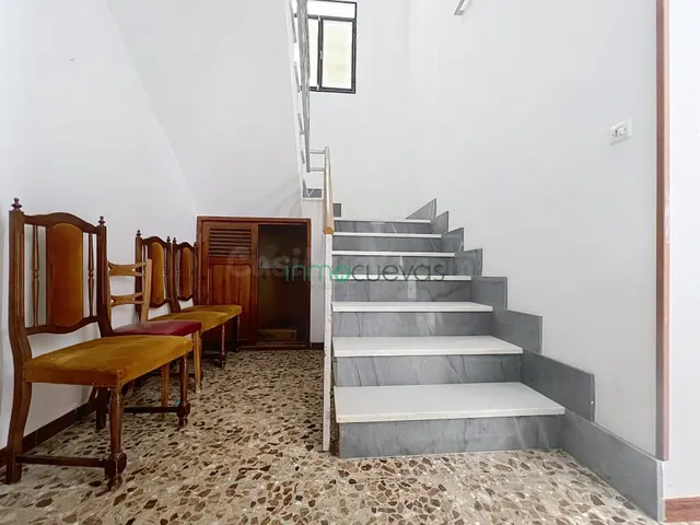 Amplia casa adosada en pleno centro de Zurgena - foto 3