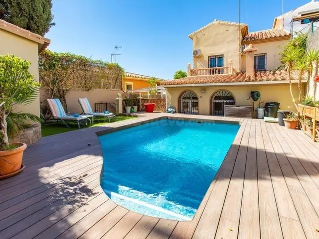 HERMOSO CHALET EN LA CALA DEL MORAL A 500M DE LA PLAYA CON P