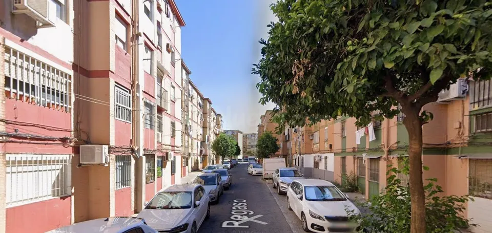 Oportunidad Inmobiliaria en Sevilla: Piso con Potencial
