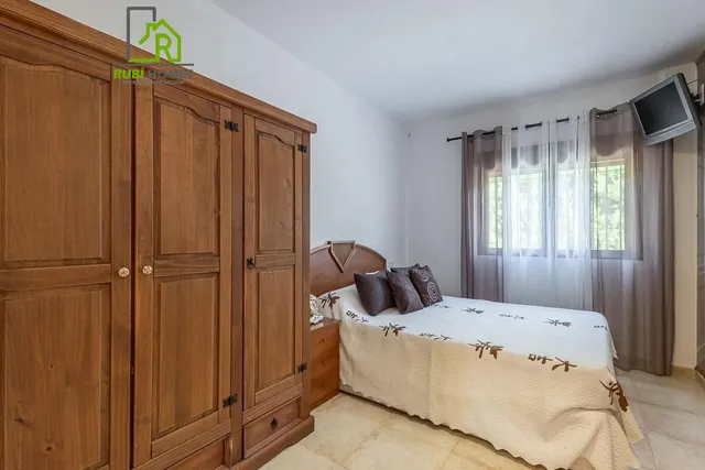 Chalet independiente con pozo propio y placas solares — 12