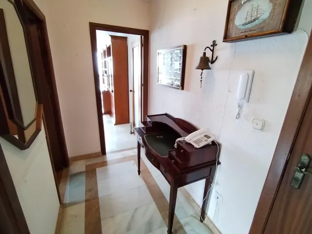 Apartamento de esquina con 2 dormitorios y terraza acristlada en 1 Linea playa Levante. — 26