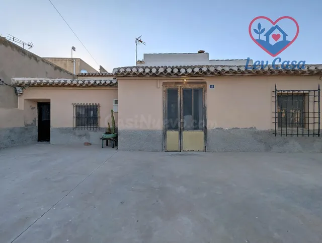 CASA DE CAMPO CON 4 DORMITORIOS, PATIO PRIVADO Y TERRENO CON