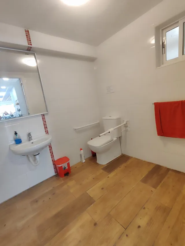 Excelente local reformado en venta — 16