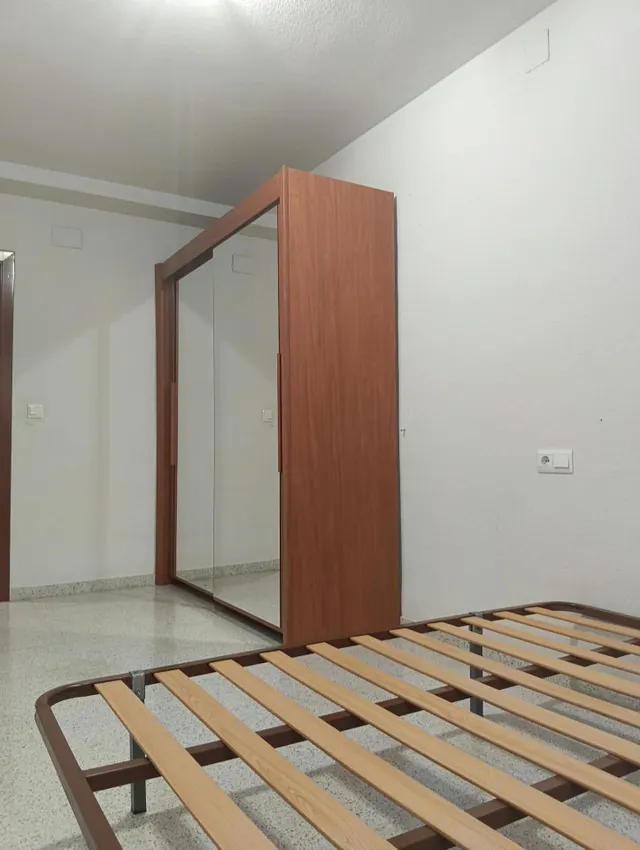 AMPLIO PISO PARA ESTUDIANTES CON CAMAS DE DOBLES — 18