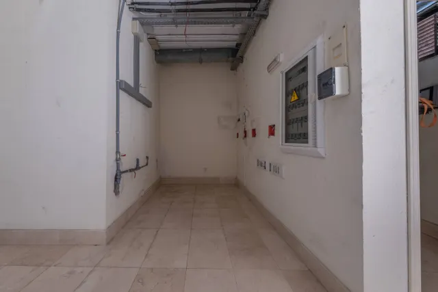 Local comercial de 200 m2 en Rafael Cabrera – Gran visibilidad y salida a dos calles — 18