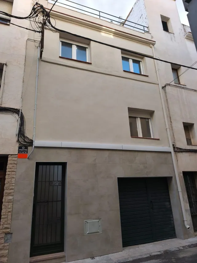 Exclusiva casa de pueblo completamente rehabilitada con piscina interior, terraza y parking en el centro de el Vendrell — 9