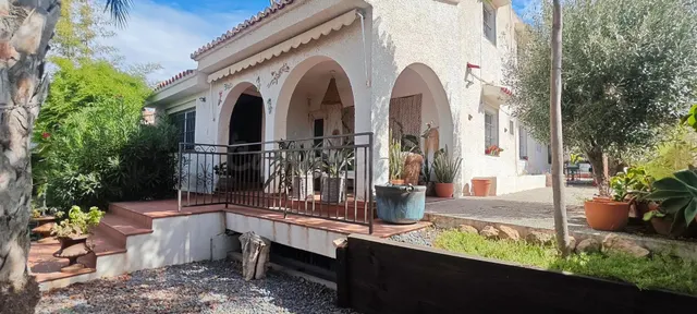 Magnífico Chalet Reformado con Piscina en Arenales del Sol - A solo 500m de la Playa ✨ — 2