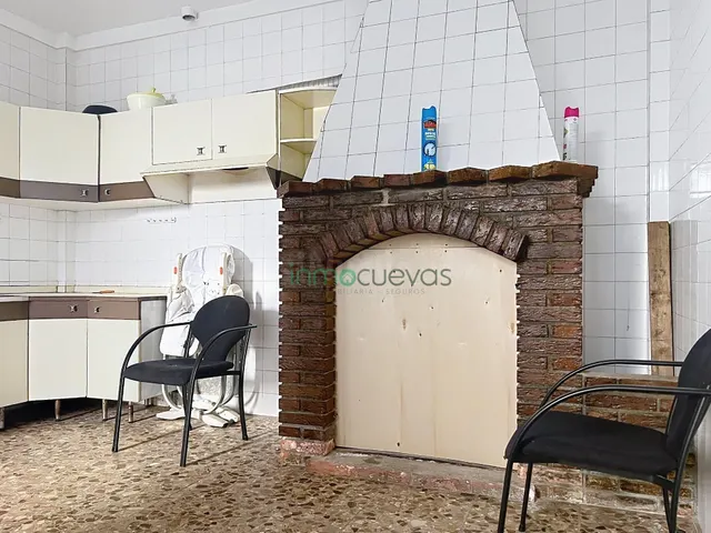 Amplia casa adosada en pleno centro de Zurgena - foto 4