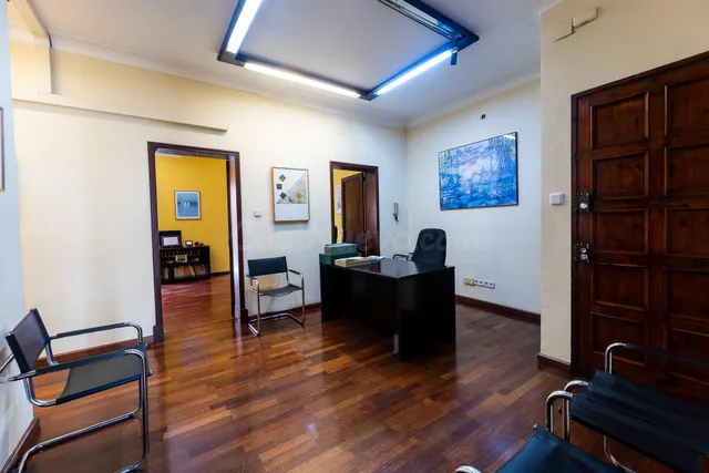Amplia vivienda con múltiples posibilidades en el centro de  - foto 3