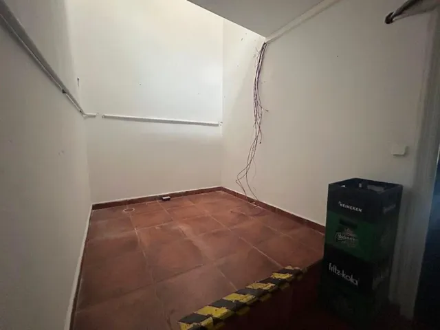 LOCAL COMERCIAL EN VENTA, AVDA. REINA VICTORIA EUGENIA — 21