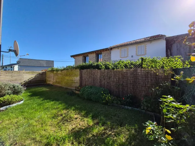 Se pone a la venta bajo con terraza y jardin  de dos habitaciones , garaje y piscina comunitaria — 33