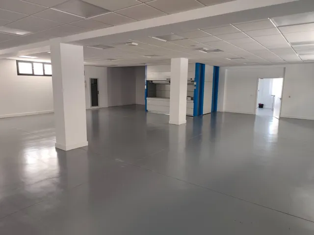 Nave en Poligono de Las Quemadas totalmente reformada y perfectamente instalada para uso mixto de oficinas y almacen — 15